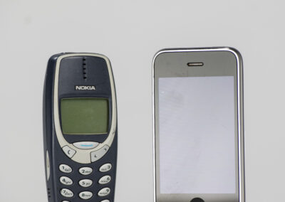 Das Nokia 3310 (2000) und das iPhone 3G (2008)